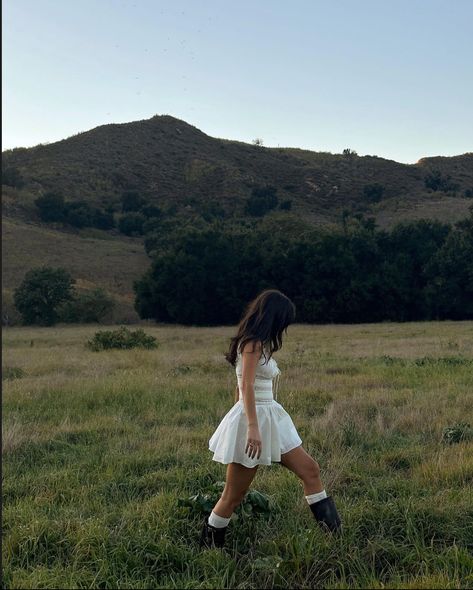 Farm Trip Outfit, Countryside Photoshoot Ideas, Cotswold Photoshoot, Broad Back Women, Countryside Outfit Summer, Adelaide Core, Countryside Aesthetic Outfit, Cottage Photoshoot, Farm Photoshoot Ideas