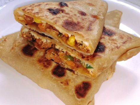 Pizza paratha is a delightful fusion of Indian paratha and Italian pizza that everyone will love. A recipe video is also included. Paratha Breakfast, Indian Paratha, Pizza Paratha, Stuffed Pizza, Paratha Recipe, Fusion Dishes, Easy Homemade Pizza, Couscous Recipes, Paratha Recipes