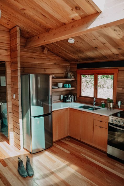 Cabin in the Woods Simple Cabins To Build, Small Cabin Inspiration, Rustic Modern Cabin Interior Kitchen, Cabin Fireplaces Ideas, Cabin In The Woods Interior Design, Cabin Tiny House Interiors, Cabin Kitchen Decorating Ideas, Retro Cabin Kitchen, Cozy Cabin Kitchen Small