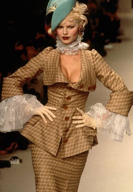 Vivienne Westwood 1995 Martin Gina Outfits, Vivienne Westwood Fashion, Fashion 60s, Mode Rihanna, Eva Herzigova, 90s Runway Fashion, Runway Fashion Couture, Fashion 90s, 90's Fashion