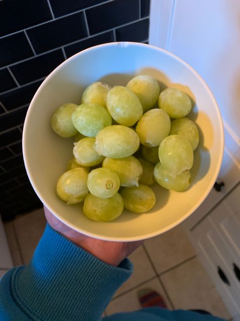 Frozen Grapes Aesthetic, Yummy Healthy Food, Snacks To Try, Messy Aesthetic, Healthy Greens, Frozen Grapes, Healthy Lunch Snacks, Healthy Food Dishes, Food Babe