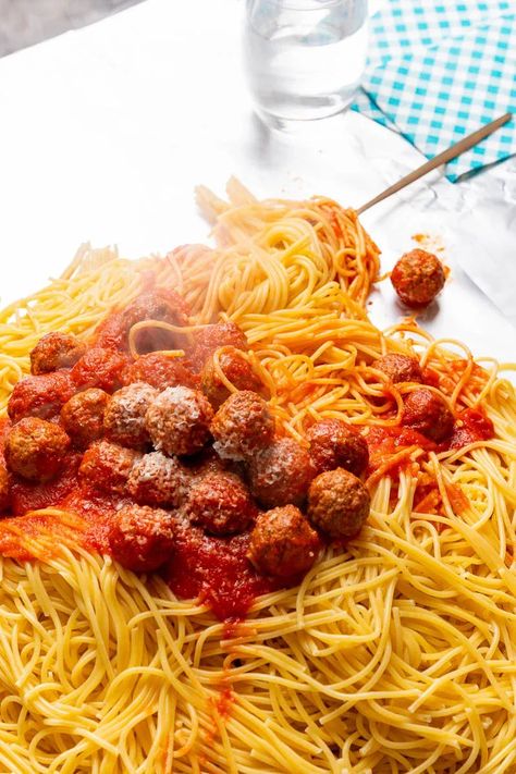 This Spaghetti and Meatballs Dump Dinner Activity is the perfect way to bring your family and friends together over a meal most everyone loves! A Spaghetti and Meatball Dump Dinner is when you cook your spaghetti sauce, meatballs, and pasta, and then when it’s time to eat, you dump it all out in the middle of the kitchen table! This is such a fun activity for bringing the family together. Spaghetti On The Table, Dump Dinners On Table, Spaghetti Bar, Savory Holiday Recipes, Kids Cooking Activities, Dump Dinners, Spaghetti Dinner, Easy Spaghetti, Pasta Bar