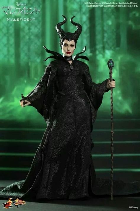 La nueva película Maléfica: Dueña del mal llega después de cinco años. ¿Qué tanto ha cambiado el personaje? ¿Realmente vale la pena una secuela? #movie #halloween #disney #maleficent #mistressofevil #aurora #sleepingbeauty Maleficent Outfit, Maleficent Art, Maleficent Cosplay, Maleficent Halloween, Maleficent Movie, Angelina Jolie Maleficent, Maleficent Costume, Famous Fairies, Disney Maleficent