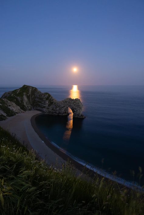 Durdle Door, England City Aesthetics, Durdle Door, Wish Board, Wallpaper Images, Phone Wallpaper Images, Bournemouth, Dream Vacations, Photography Ideas, Instagram Story