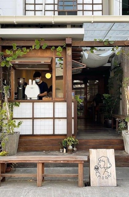 Japanese Cafe Interior, Japanese Coffee Shop, Vintage Coffee Shops, Coffee House Design, Coffee Shop Concept, Cafe Exterior, Small Cafe Design, Japanese Style House, Coffee Shop Interior Design