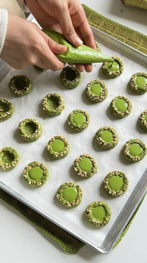 Another kuih raya ideas for matcha lovers to try! 🍵✨ - Matcha Button Cookies 250g pure salted butter (softened) 150g (1 1/4 cup)… | Instagram Raya Cookies, Button Cookies, Kuih Raya, Red Velvet Cake Recipe, Biscuit Cookies, Velvet Cake, Red Velvet Cake, Aesthetic Images, Salted Butter