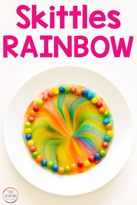 Montessori, Easy Home Experiments For Kids, Skittles Rainbow, Colour Activities, Skittles Experiment, Vetenskapliga Experiment, Rainbow Lessons, Rainbow Science, Candy Experiments