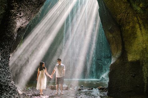 Tukad Cepung Waterfall Prewedding, Tukad Cepung, Prewed Outdoor, Inspirasi Prewedding, Bali Outdoor, Bali Prewedding, Waterfall Engagement, Pose Prewedding, Bali Waterfalls