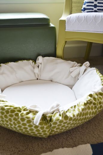 Cat Beds, Pet Items, Diy Dog Bed, Round Flower, Easy Diy Gifts, Dog Crafts, Animal Projects, New Beds, Flower Bed