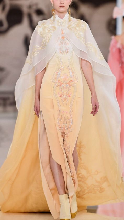 Heaven Gaia Spring Summer 2020 #heavengaia #heavengaia2020 #fashion #moda #dress #vestido #gown Heaven Gaia, Star Wars Fashion, Fashion Top Outfits, Crazy Outfits, Kimono Fashion, Beautiful Gowns, Couture Fashion, Gorgeous Dresses, Pretty Dresses