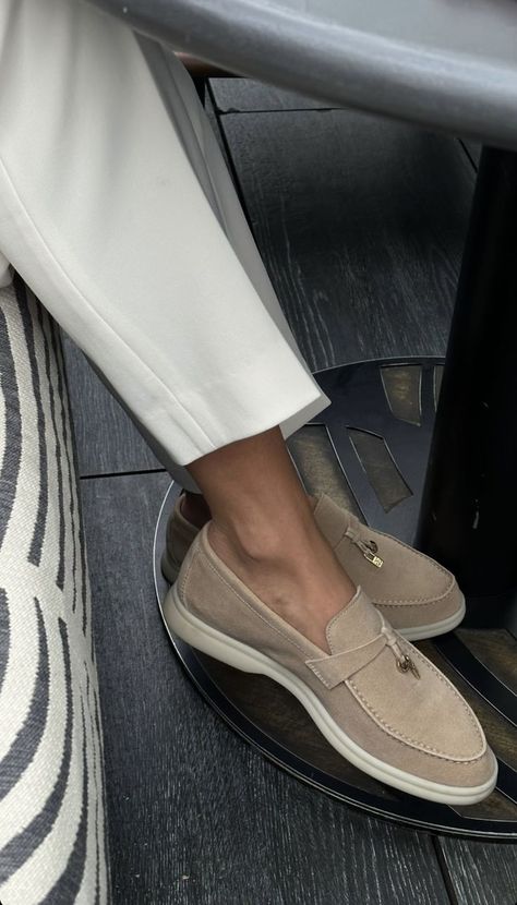 Loro Piana Summer Walk Outfit, Old Money Shoes Woman, Loro Piana Shoes Women, Loro Piana Shoes Outfit, Old Money Shoes, Loro Piana Summer Walk, Loro Piana Shoes, Money Clothes, Ibiza Outfits