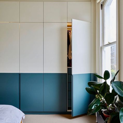 Double Colour Wardrobe Design, Two Color Wardrobe Design, Bedroom Furniture Colour Ideas, Almirah Color Ideas, White Bedroom Wardrobe Ideas, Blue And White Wardrobe Design, Wardrobe With Drawers Outside, Two Tone Wardrobe, Bedroom Wardrobe Colors