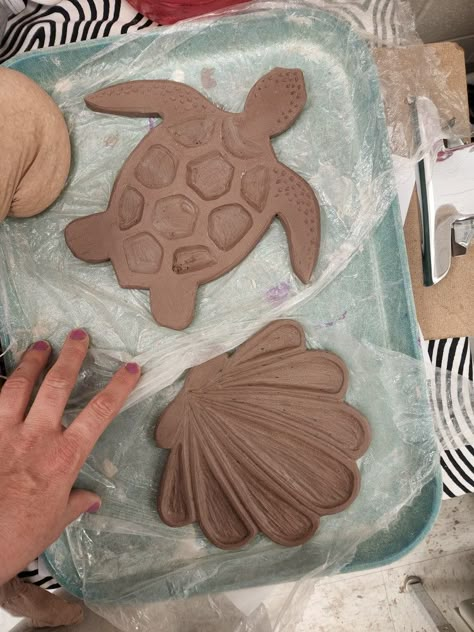 Beach Ceramic Ideas, Sea Life Pottery, Beach Clay Ideas, Beachy Pottery, Pottery Turtle, Clay Ocean, Ocean Clay Ideas, Clay Sea Animals, Clay Paint Palette