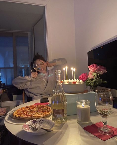 ʚ♡ɞ on Twitter: "i just want a cute lil apartment where i can invite my friends, cook yummy food for them and spend the evening watching films and drinking wine surrounded by plants and candles… https://t.co/eV7XsfbRbs" 16th Birthday, Think Food, Birthday Planning, Bday Girl, A Pizza, Instagram Look, Birthday Photoshoot, 18th Birthday, Wine Drinks