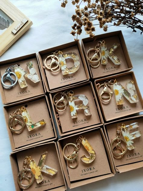 Keychain Ideas Resin, Resin Art Packaging Ideas, Resin Packaging Ideas, Diy Resin Keychain Ideas, Resin Business Ideas, Resin Keychain Ideas, Resin Art Keychain, Epoxy Keychains, Diy Resin Gifts