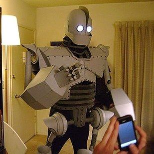 This beautiful recreation of The Iron Giant. | 24 Halloween Costumes That Will Make You Do A Double Take Giant Costume, Robot Costume, Cardboard Costume, Halloween Costumes To Make, Iron Giant, Diy Cosplay, Robot Suit, Robot Costumes, Crazy Costumes