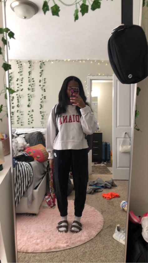 Back To School Outfits With Backpack, Birkenstocks And Sweatpants, Black Leggings And Birkenstocks Outfit, Birkenstock Two Strap Outfit, Birkenstock And Leggings Outfit, Arizona Birkenstock Outfit Winter, Burcanstocks Outfit, Birkenstocks With Sweatpants, Outfits With Black Birkenstocks