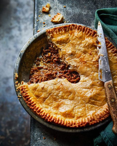 Minced beef and onion pie - delicious. magazine Minced Beef Pie, Beef Pie Recipe, Beef And Mushroom Pie, Mincemeat Pie, Savoury Mince, Mince Pie Recipe, Meat Pie Recipe, Hp Sauce, Beef Pies