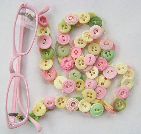 Cordon pour #lunettes composé de boutons, de couleurs pastels. Tanah Liat, Eyeglass Chain, Cool Stuff, Button Jewelry, Button Art, Button Crafts, Diy Schmuck, Vintage Buttons, Cute Crafts