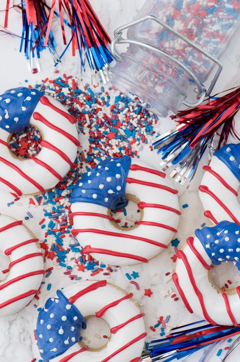 American flag donuts for your 4th of July party. 🎶 #4thofJuly #July4th #IndependenceDay #Patriotic #4thofJulyRecipes #4thofJulyIdeas #EventPlanning #EventPlanningTips #EventPlanner #EventProfs #Events Journal Banner, Fourth Of July Crafts For Kids, Burgundy Party, Fourth Of July Cakes, Blue Donuts, Fest Temaer, Usa Party, American Party, Patriotic Desserts