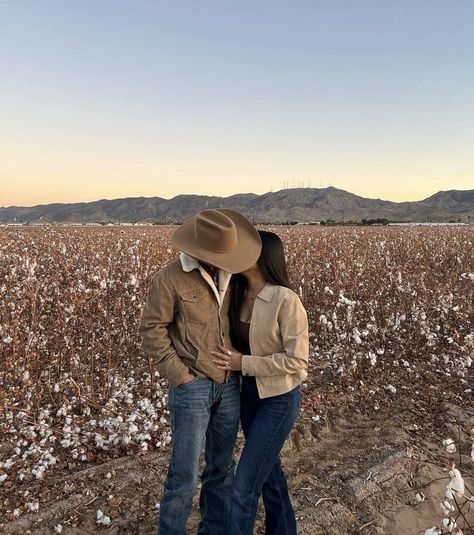 Latina And White Couple, Casal Aesthetic, Aesthetic Cowboy, Cute Country Couples, Country Couples, Couple Pic, Cute Date Ideas, Cowgirl Aesthetic, Cute Couple Outfits