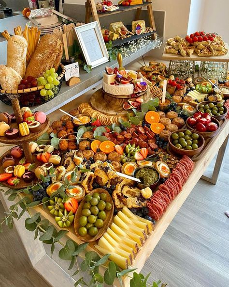 Charcuterie Grazing Table, Grazing Table Ideas, Edible Centerpieces, Party Food Buffet, Reception Food, Charcuterie Inspiration, Grazing Table, Party Food Platters, Have A Great Week