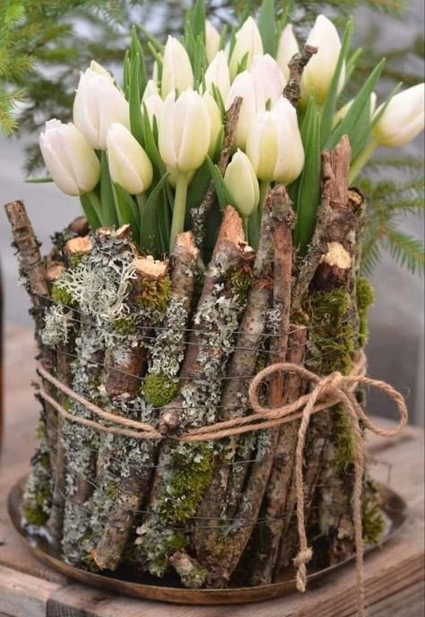 Easter Flower Arrangements, Deco Champetre, Diy Arrangements, Deco Nature, Flower Arrangements Simple, Easter Flowers, Garden Art Projects, Diy Yard, Flower Arrangements Diy