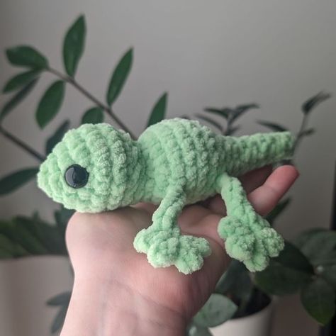 Leggy Lizard Crochet Plushie | Green Gecko Plushie | Crochet Lizard Crochet toys free patterns easy #crochettoysfreepatternseasy #crochet #crochettoy #crochetpattern #crochetpatterns 4.423 Gecko Crochet Pattern Free, Lizard Crochet Pattern Free, Crochet Lizard Pattern Free, Crochet Shop Ideas, Simple Crochet Animals, Green Crochet Ideas, Green Crochet Projects, Crochet Lizard, Green Amigurumi