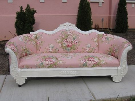 Darling, its perfect in #pink with #roses. Would make a lovely addition to any #shabby decor, I think Flower Couch, Shabby Chic Decorating, Muebles Shabby Chic, Summer Room, Shabby Chic Sofa, Pink Couch, Vintage Couch, Chic Sofa, Chabby Chic