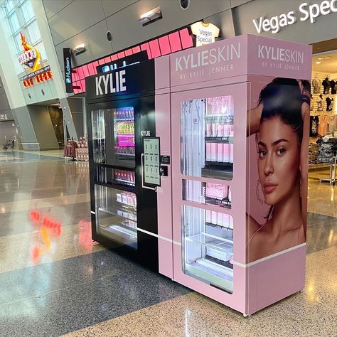 Kylie Pop Up Shop, Kylie Kardashian Makeup, Launch Event Ideas, Business Launch Party, Boss Vibes, Vending Machine Business, Trajes Kylie Jenner, Kylie Makeup, Coin Games