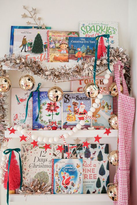 Christmas Playroom, Holiday Bookshelves, Christmas Kids Room, Christmas Bookshelf, Christmas Books For Kids, Christmas Stories, Southern Christmas, Classic Christmas Decorations, Christmas Themes Decorations