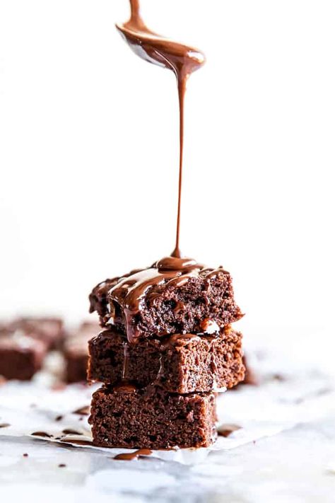 These ultimate keto brownies are back! Its fudge-y, dense, mouthwatering AND delicious, but best of all, its only 2g net carbs per brownie. Infused Brownies, Chai Chocolate, Brownies Decorados, Brownies Fudgy, American Story, Keto Brownies, Homemade Brownies, Fudgy Brownies, Köstliche Desserts