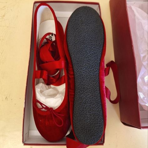 Repetto red velvet ballet flats Velvet Ballet Flats, Repetto Shoes, Flat Color, Flat Shoes Women, Ballet Flats, Made In France, Red Velvet, Loafer Flats, Original Box