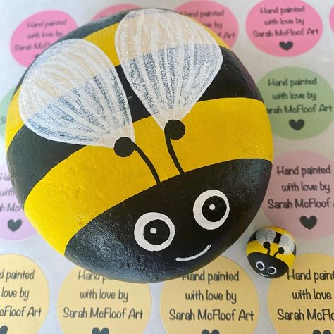 Bee On Rock Painting, Painting Bees On Rocks, Bumble Bee Painted Rocks Ideas, Bee Stone Painting, Bumblebee Rock Painting, Bees On Rocks Painting, Bumble Bee Pumpkin Painting, Painted Bees On Rocks, Bees Rock Painting