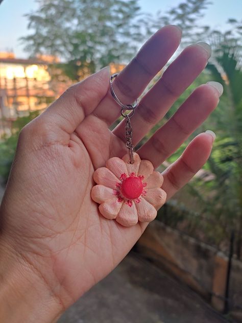 Beautiful clay flower keychain made out of Fevicryl clay. Clay Flower Keychain, Mouldit Clay Art Keychain, Clay Artwork, Aesthetic Keychain, Clay Products, Flower Clay, Clay Keychain, Flower Keychain, Clay Flower