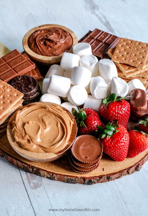 Dessert Charcuterie Board Smores, Bundt Cake Charcuterie Board, Chocolate Food Board, Creative Charcuterie Boards Dessert, Smores Grazing Board, Backyard Charcuterie Party, Chocolate Boards Sweet Treats, Chacuretie Board Ideas, Charcuterie Board For Desserts