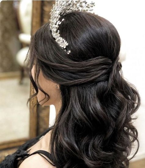 Quinceanera Hairstyles All Down, Debut Hairstyles, Sweet 16 Hairstyles, Purple Quince, Hairstyles For Gowns, Quince Hairstyles With Crown, Quinceanera Hairstyles, Hairstyles Bun, Quince Hairstyles