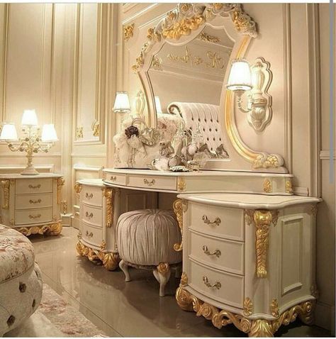 Dream Rooms Luxury Bedrooms Classy, Rich Vanity, Bedroom Dressing Table Decor, Royal Vanity, Ornate Bed, Victorian Rooms, Fancy Bedroom, Luxury Bedroom Decor, Bedroom Interior Design Luxury