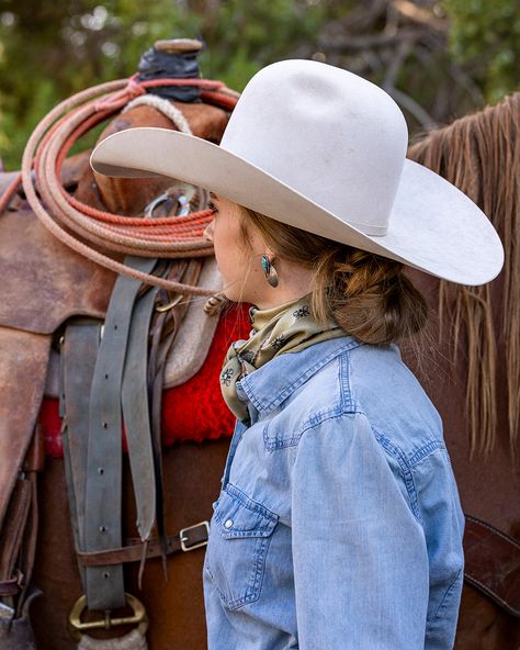 Need some Western hairstyle inspo? ✨️  We’ve got you covered. With the help of @Gracee Stierwalt and @Esperanza Tervalon, we gathered some hairstyles, tips and tricks for styling your hair beautifully, even underneath a cowboy hat (and making it fit) ⬇️ Cowboy Hat Short Hair, Cowboy Hat Hair Styles For Women, Short Hair Cowboy Hat Hairstyles, Hairstyles With A Cowboy Hat, Hair Styles For Cowboy Hats Cowgirl, Hairstyles For Cowboy Hats, Hairstyles With Cowboy Hats, Cowgirl Hair Styles, Western Hairstyle