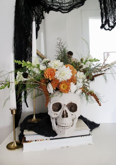 Turn a plastic skull into the perfect spooky vase! #halloweendiy #diyvase #skull Halloween Apothecary Decor Ideas, Spooky Halloween Flower Arrangements, Halloween Flower Arrangements, Diy Skulls, Halloween Decor Diy, Pumpkin Vase, Boho Halloween, Diy Halloween Decor, Halloween Flowers