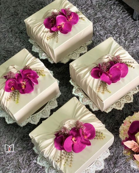 Malay Wedding Decorations, Hidden Hantaran Ideas, Hampers Cake, Hidden Hantaran, Hantaran Ideas, Gubahan Hantaran, Hamper Gift Basket, Diwali Gift Hampers, Wedding Gift Pack