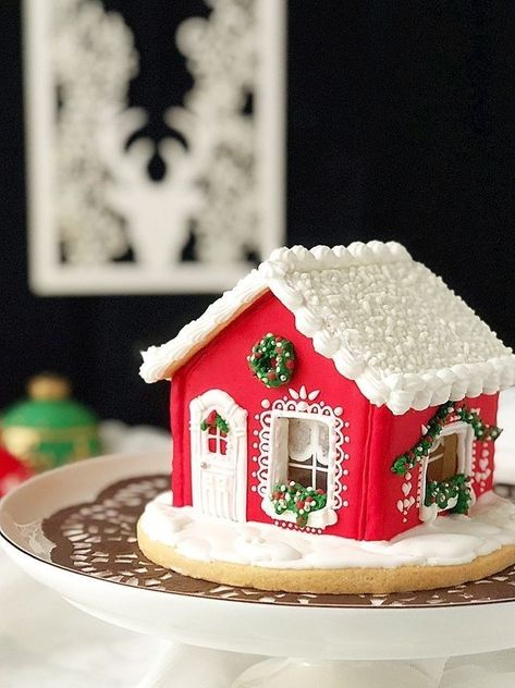 White Gingerbread House, Gingerbread House Inspo, Easy Gingerbread House, Gingerbread Competition, Gingerbread House Competition, Homemade Gingerbread House, Cool Gingerbread Houses, Gingerbread House Template, Ginger House