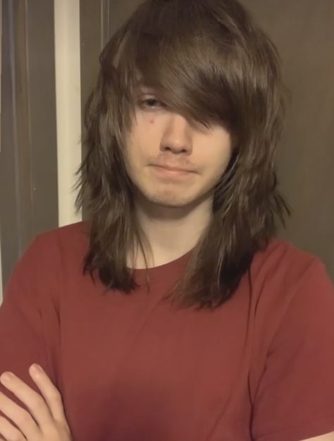 Grunge Masc Hair, Masc Emo Haircut, Side Part Emo Hair, Short Emo Scene Hair, Emo Masc Hair, 2000s Emo Boy Hair, Emo Side Fringe, Emo Fringe Haircut, Emo Haircuts Short 2000s