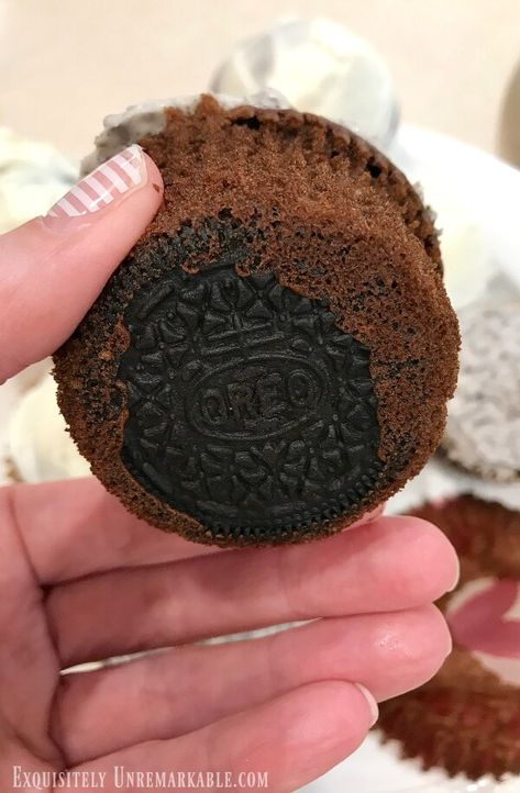 Oreo Cookie Bottom Cupcakes Oreo Cookie Cupcakes, Oreo Smoothie, Oreo Cupcake Recipe, Frost Cupcakes, Cookies And Cream Frosting, Cookie Cupcakes, Cookie And Cream Cupcakes, Oreo Frosting, Vanilla Oreo