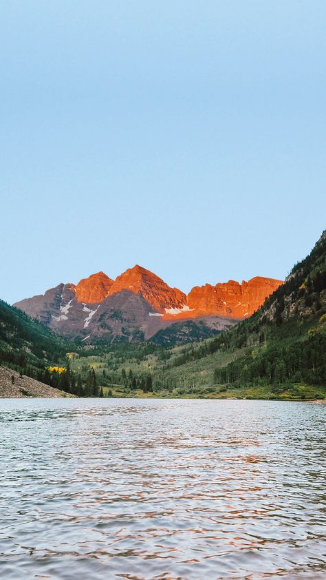 According to some estimates, about 1 billion people have seen Windows XP's iconic wallpaper Bliss, making it the most viewed photograph in the world. Now, 21 years after he made the shot, Charles O'Rear aims to produce the next generation of wallpapers, and they look just as blissful. Windows Xp Wallpaper, Maroon Bells Colorado, Maroon Aesthetic, Desktop Images, New Wallpapers, Picture Painting, Maroon Bells, Windows Wallpaper, Iconic Wallpaper