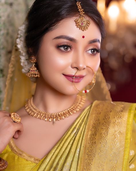 @shilpi__barman @dipanwitas_makeup_artistry @designer_sanjeev @ghosh.shiladitya @rongbongstudio @canonindia_official Natural Makeup Indian Bride, Jewellery Model Photography, Haldi Look For Bride, Royal Wedding Outfits, Simple Bridal Makeup, Wedding Planner Checklist, Engagement Look, Haldi Outfits, Bengali Bridal Makeup