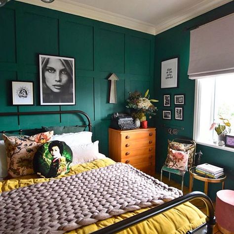 Boho || Bohemian || Eclectic Bedroom Bedroom Emerald Green, Emerald Green Bedroom Decor, Emerald Green Bedroom, Emerald Green Bedrooms, Green Bedroom Walls, Green Bedroom Decor, Boho Chique, Green Bedroom, Green Walls