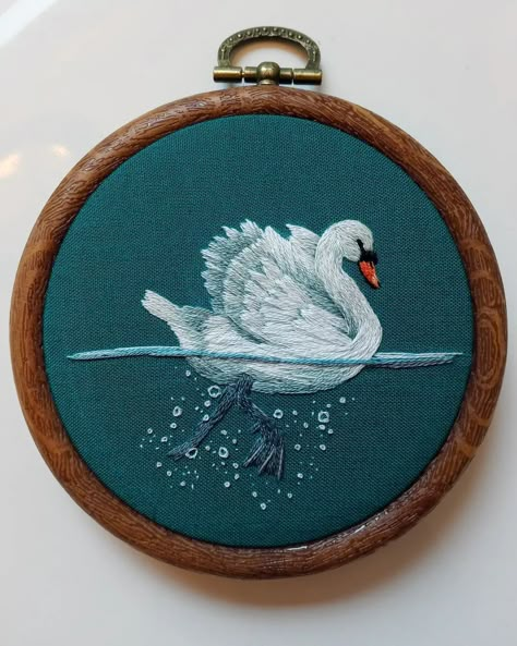 Wedding Tapestry, Embroidery Artists, Embroider Ideas, Embroidered Birds, 동화 삽화, Diy Embroidery Designs, Hoop Embroidery, Contemporary Embroidery, Fashion Sewing Tutorials