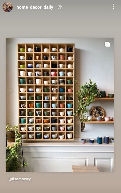 Home Tea Bar Ideas, Mug Cabinet Display, Kitchen Mug Display, Wall Shelves Decor Ideas, Mugs On Wall, Mug Tree Ideas, Coffee Cup Display Ideas, Mug House, Mug Wall Display