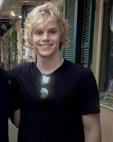 Evan Peters Blonde, Evan Peters American Horror Story, Evan Peters, Halle Berry, Emma Roberts, Most Beautiful Man, Pretty Men, Messy Hairstyles, Celebrity Crush